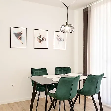 Stylish 1bd With A Nice Cozy Balcony
